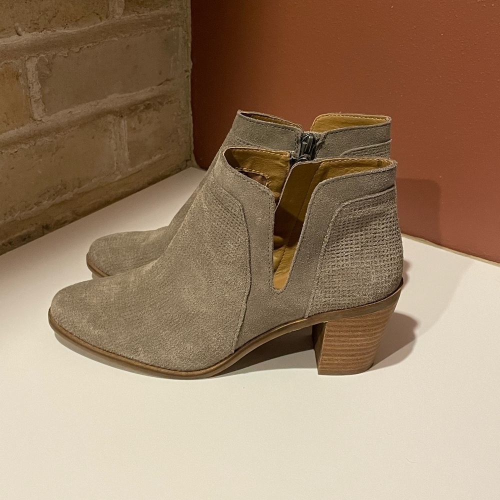 Lucky Brand LP-Ponic Women’s 8.5M taupe grey side zip heeled ankle booties - Picture 3 of 12
